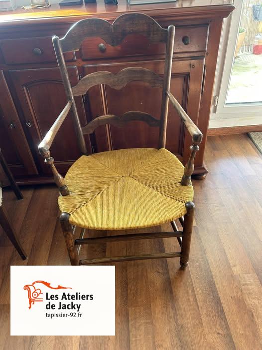 Réfection fauteuil rempaillage et recollage de l’ensemble de la structure bois Neuilly sur Seine 92200 hauts de Seine #NeuillysurSeine #artisan #rempaillage #fauteuils #hautsdeseine #tapissier