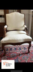 Réfection complète fauteuil style LOUIS XV finition galoné tissus fournis par le client Neuilly sur Seine 92200 hauts de Seine