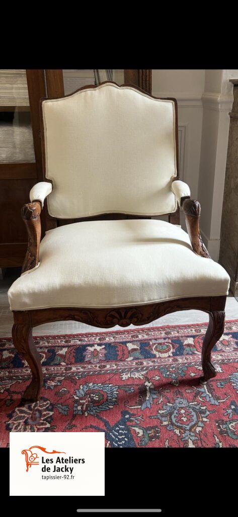 Réfection complète fauteuil style LOUIS XV finition galoné tissus fournis par le client Neuilly sur Seine 92200 hauts de Seine