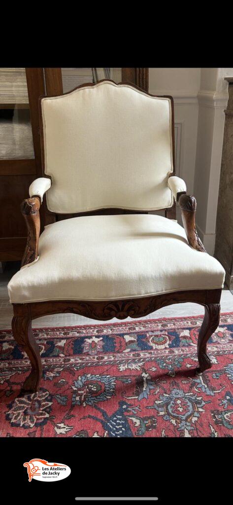 Réfection complète fauteuil style LOUIS XV finition galoné tissus fournis par le client Neuilly sur Seine 92200 hauts de Seine