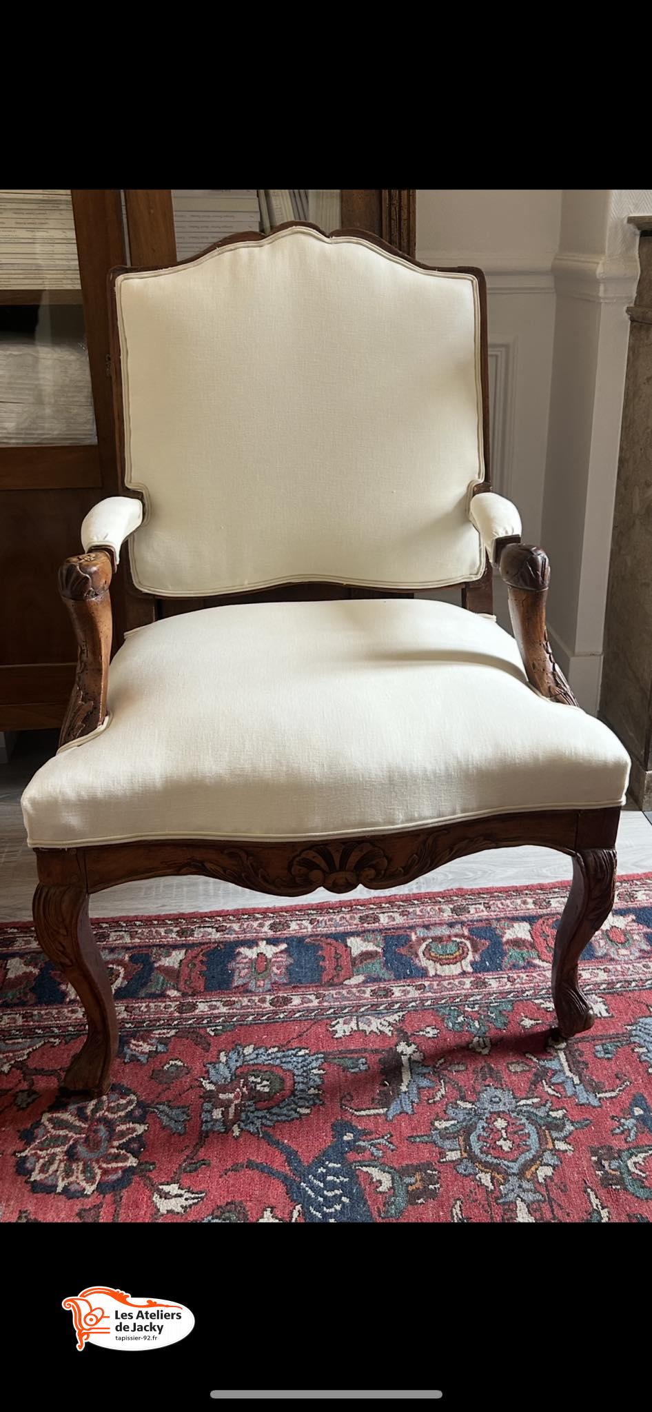 Réfection complète fauteuil style LOUIS XV finition galoné tissus fournis par le client Neuilly sur Seine 92200 hauts de Seine