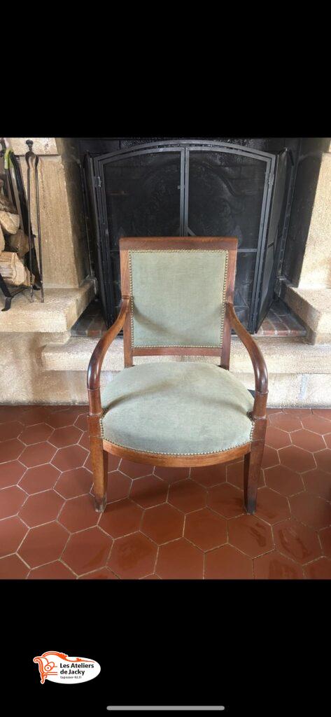Réfection complète fauteuil en tapisserie recollage structure bois tissus fournis par nos soins 83963 Amara -35 mousse Colombes 92700 hauts de Seine.