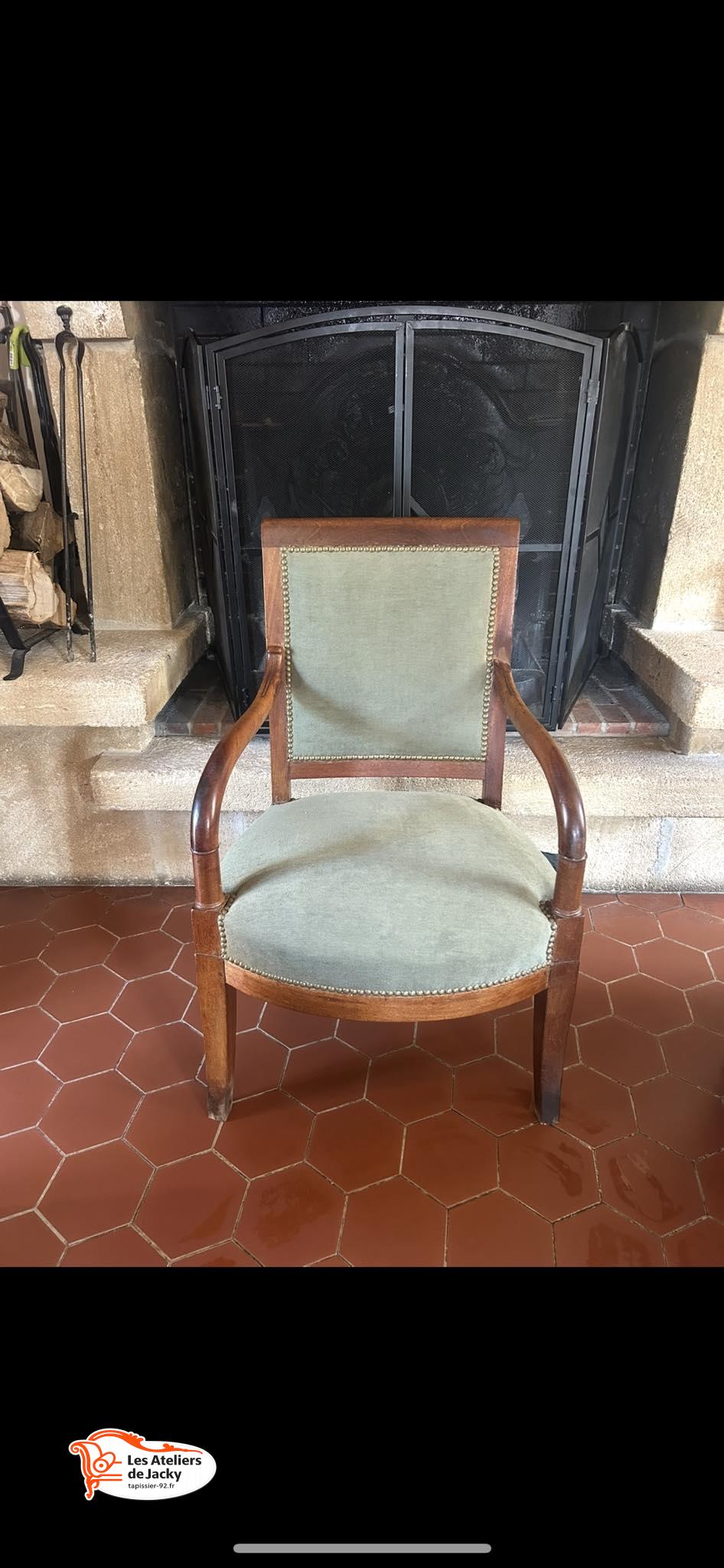 Réfection complète fauteuil en tapisserie recollage structure bois tissus fournis par nos soins 83963 Amara -35 mousse Colombes 92700 hauts de Seine.