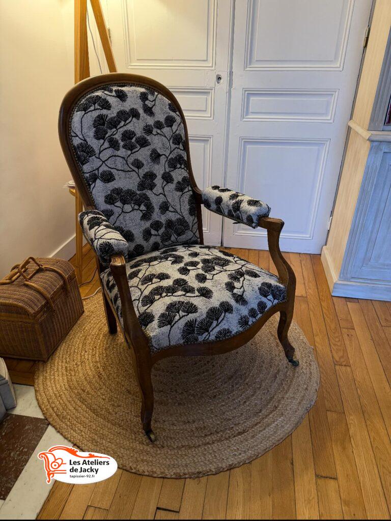 Enlevé puis relivré chez notre client situé à Paris, dans le 8ᵉ arrondissement, il a été entièrement restauré dans nos ateliers à Neuilly-sur-Seine. Le client a lui-même sélectionné le magnifique tissu CANOAS – Réf. 84015 / Coloris 100 Caviar, un motif végétal noir raffiné qui offre une touche élégante et contemporaine tout en respectant le charme du bois d’origine.