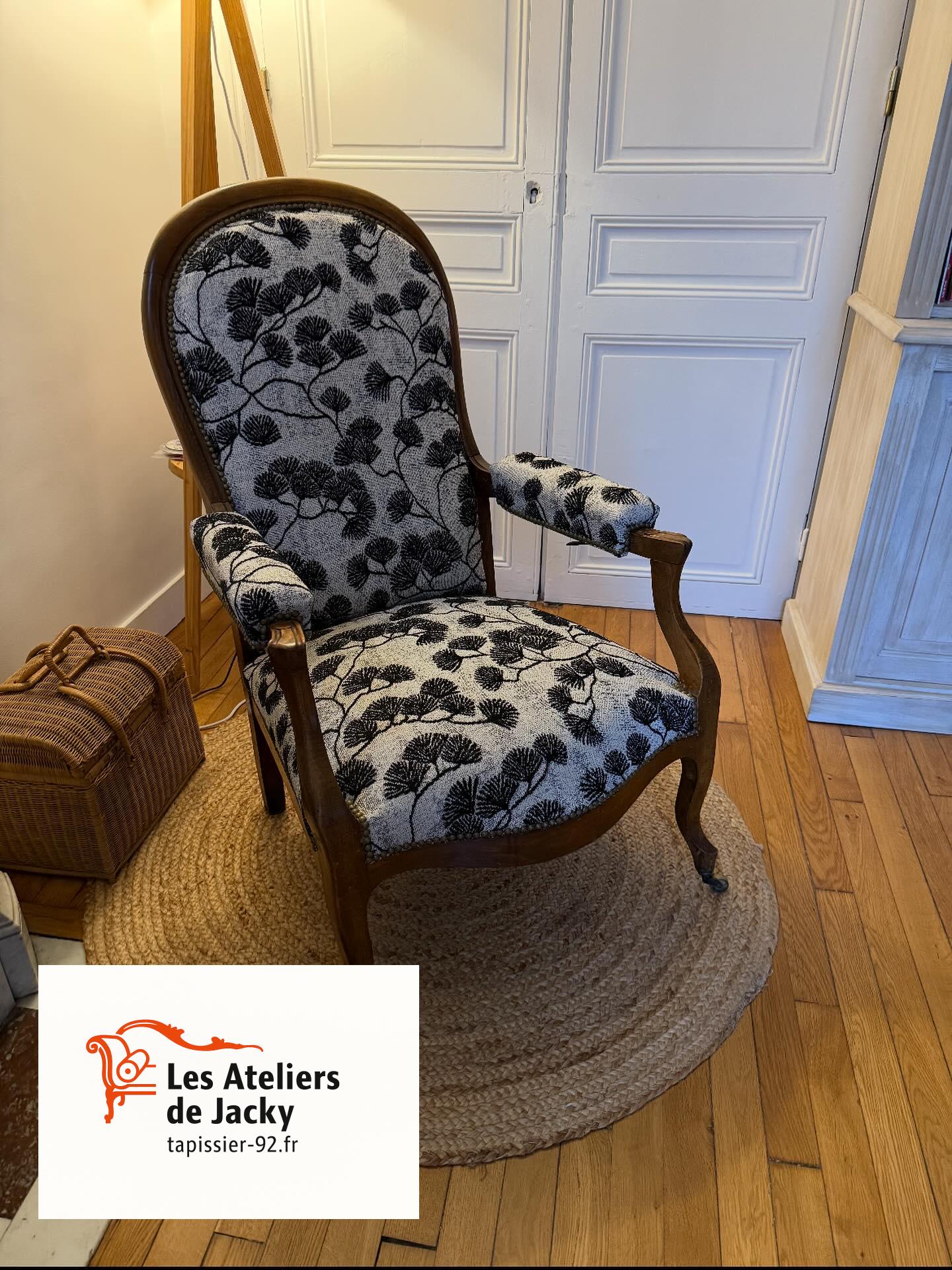 Enlevé puis relivré chez notre client situé à Paris, dans le 8ᵉ arrondissement, il a été entièrement restauré dans nos ateliers à Neuilly-sur-Seine. Le client a lui-même sélectionné le magnifique tissu CANOAS – Réf. 84015 / Coloris 100 Caviar, un motif végétal noir raffiné qui offre une touche élégante et contemporaine tout en respectant le charme du bois d’origine.