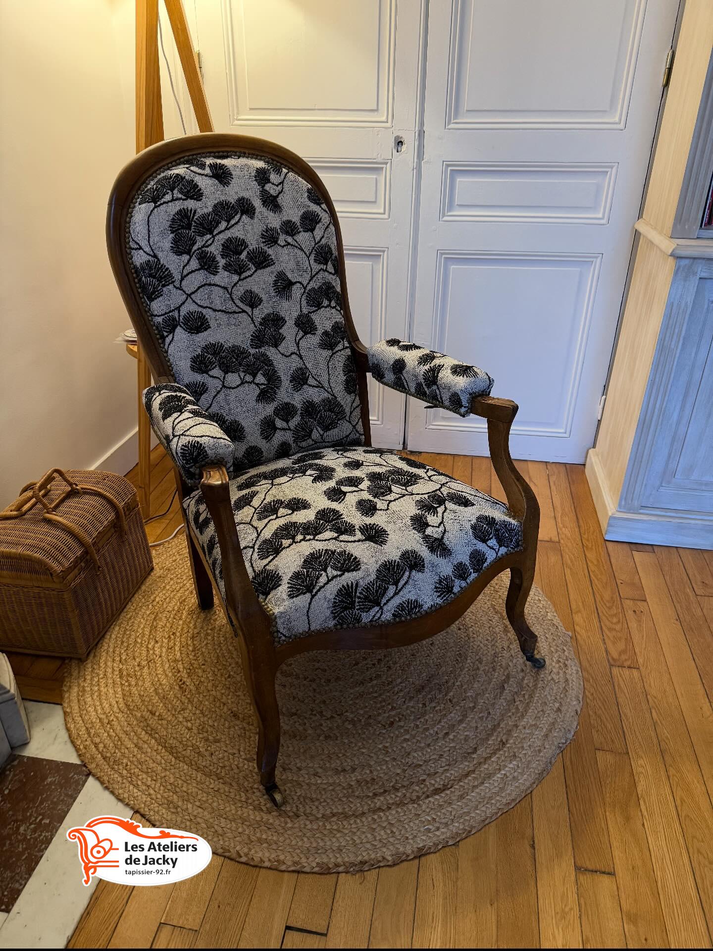 Enlevé puis relivré chez notre client situé à Paris, dans le 8ᵉ arrondissement, il a été entièrement restauré dans nos ateliers à Neuilly-sur-Seine. Le client a lui-même sélectionné le magnifique tissu CANOAS – Réf. 84015 / Coloris 100 Caviar, un motif végétal noir raffiné qui offre une touche élégante et contemporaine tout en respectant le charme du bois d’origine.