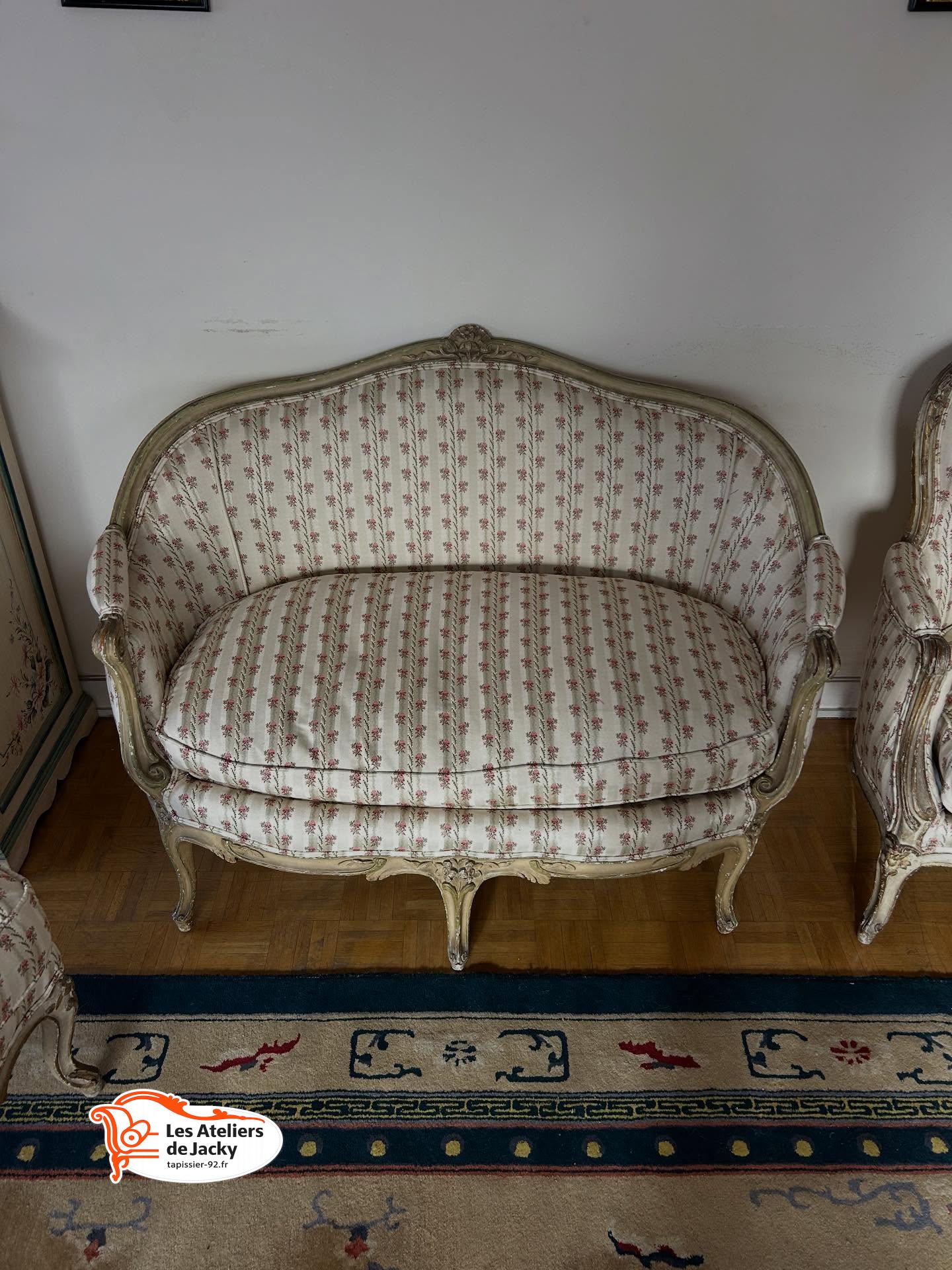 Livraison effectuée à Neuilly-sur-Seine (92200) dans les Hauts-de-Seine. Notre client nous a confié cette élégante banquette de style Louis XV pour une rénovation complète. Après un enlèvement soigneux et un travail minutieux en atelier, la pièce a retrouvé tout son charme