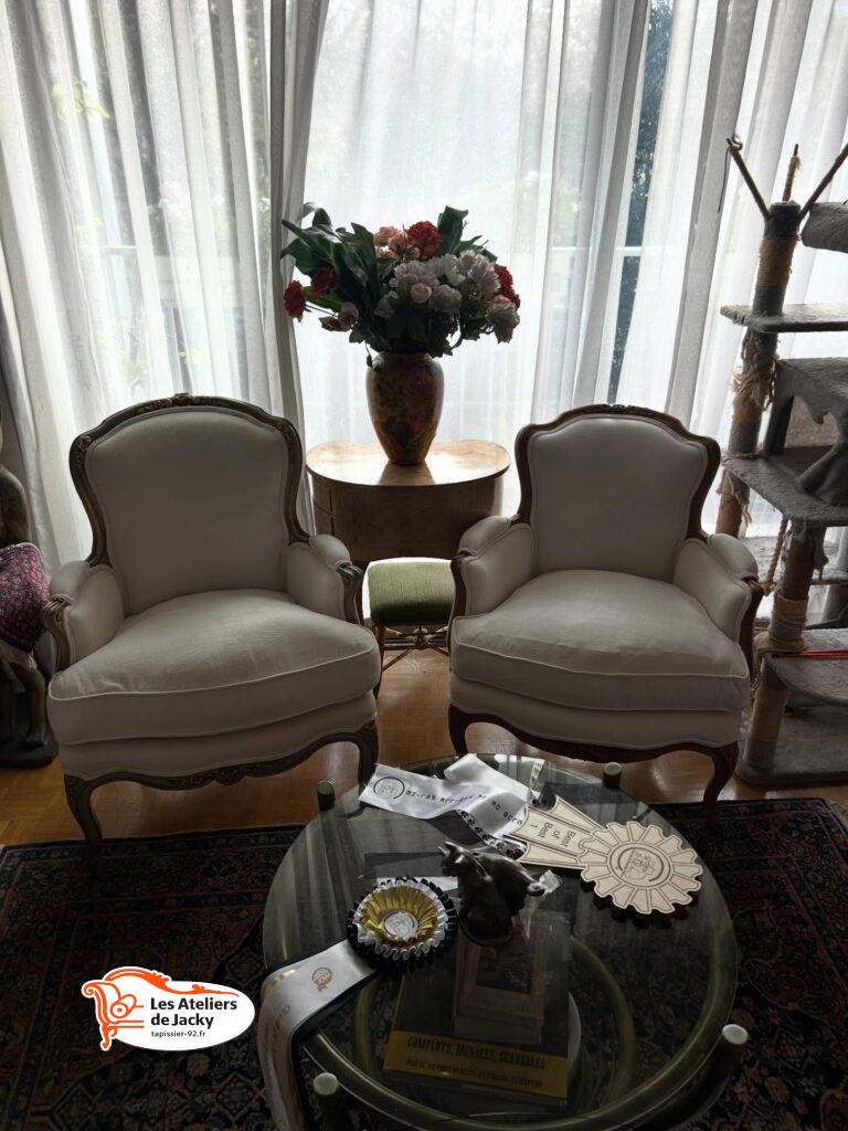 Réfection complète de deux fauteuils style Louis XV – intervention, enlèvement et livraison sur Paris XVIe. Nos équipes ont entièrement rénové ces magnifiques fauteuils, en respectant leur élégance d’origine. Le tissu a été fourni par nos soins : CASAL – Réf. 83963 AMARA – Coloris 722 Écru 🤍 Un choix intemporel qui apporte luminosité, douceur et raffinement à l’ensemble.