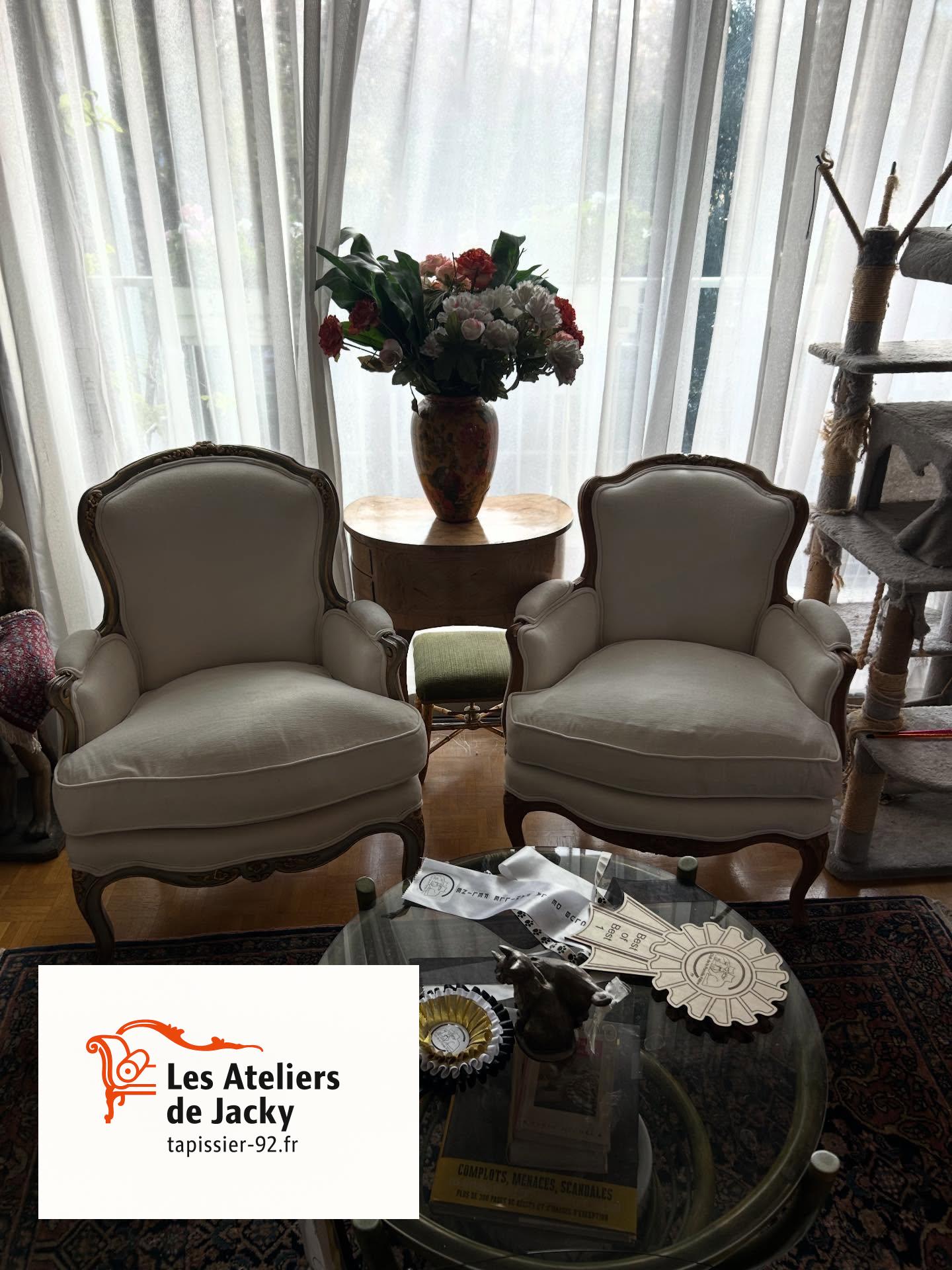 Réfection complète de deux fauteuils style Louis XV – intervention, enlèvement et livraison sur Paris XVIe. Nos équipes ont entièrement rénové ces magnifiques fauteuils, en respectant leur élégance d’origine. Le tissu a été fourni par nos soins : CASAL – Réf. 83963 AMARA – Coloris 722 Écru 🤍 Un choix intemporel qui apporte luminosité, douceur et raffinement à l’ensemble.
