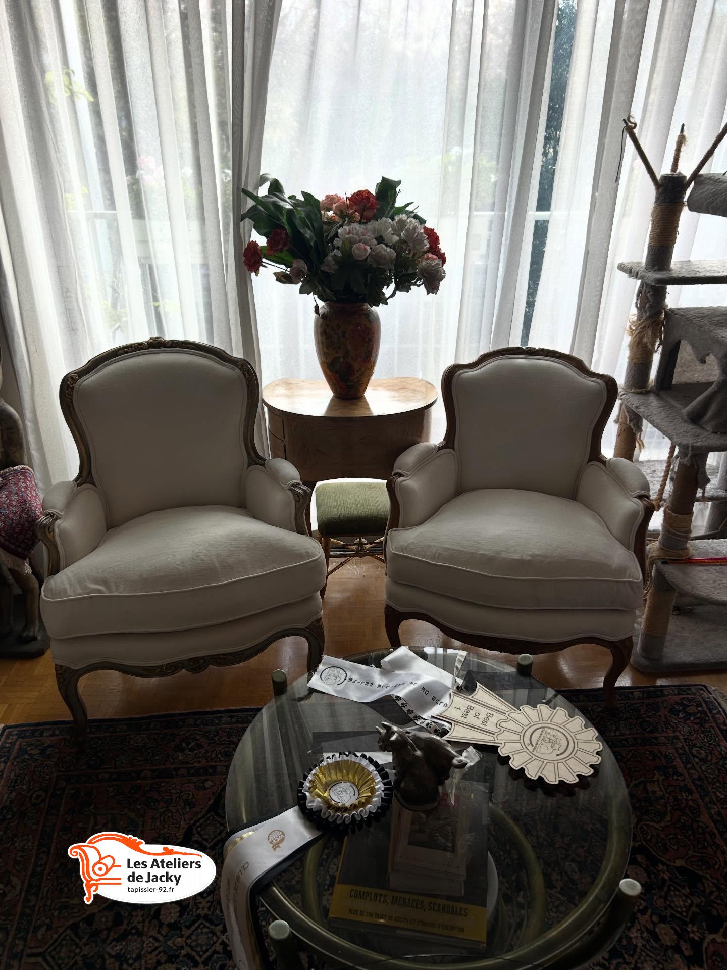 Réfection complète de deux fauteuils style Louis XV – intervention, enlèvement et livraison sur Paris XVIe. Nos équipes ont entièrement rénové ces magnifiques fauteuils, en respectant leur élégance d’origine. Le tissu a été fourni par nos soins : CASAL – Réf. 83963 AMARA – Coloris 722 Écru 🤍 Un choix intemporel qui apporte luminosité, douceur et raffinement à l’ensemble.