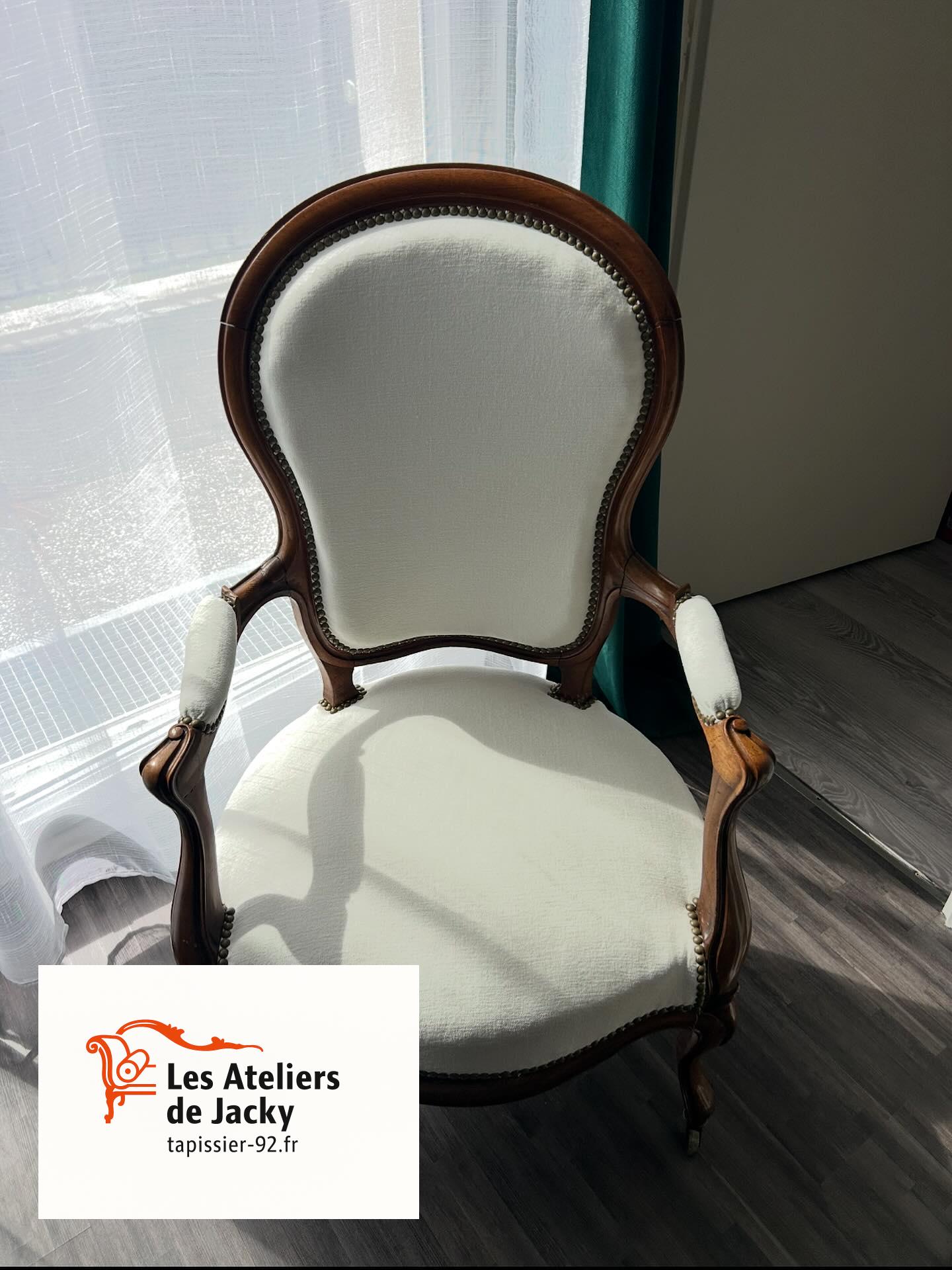 Réfection complète chaise en tapisserie assise et dossier finition clouté tissus fournis par nos soins 83963- 405 miel saint clous 92210 hauts de Seine