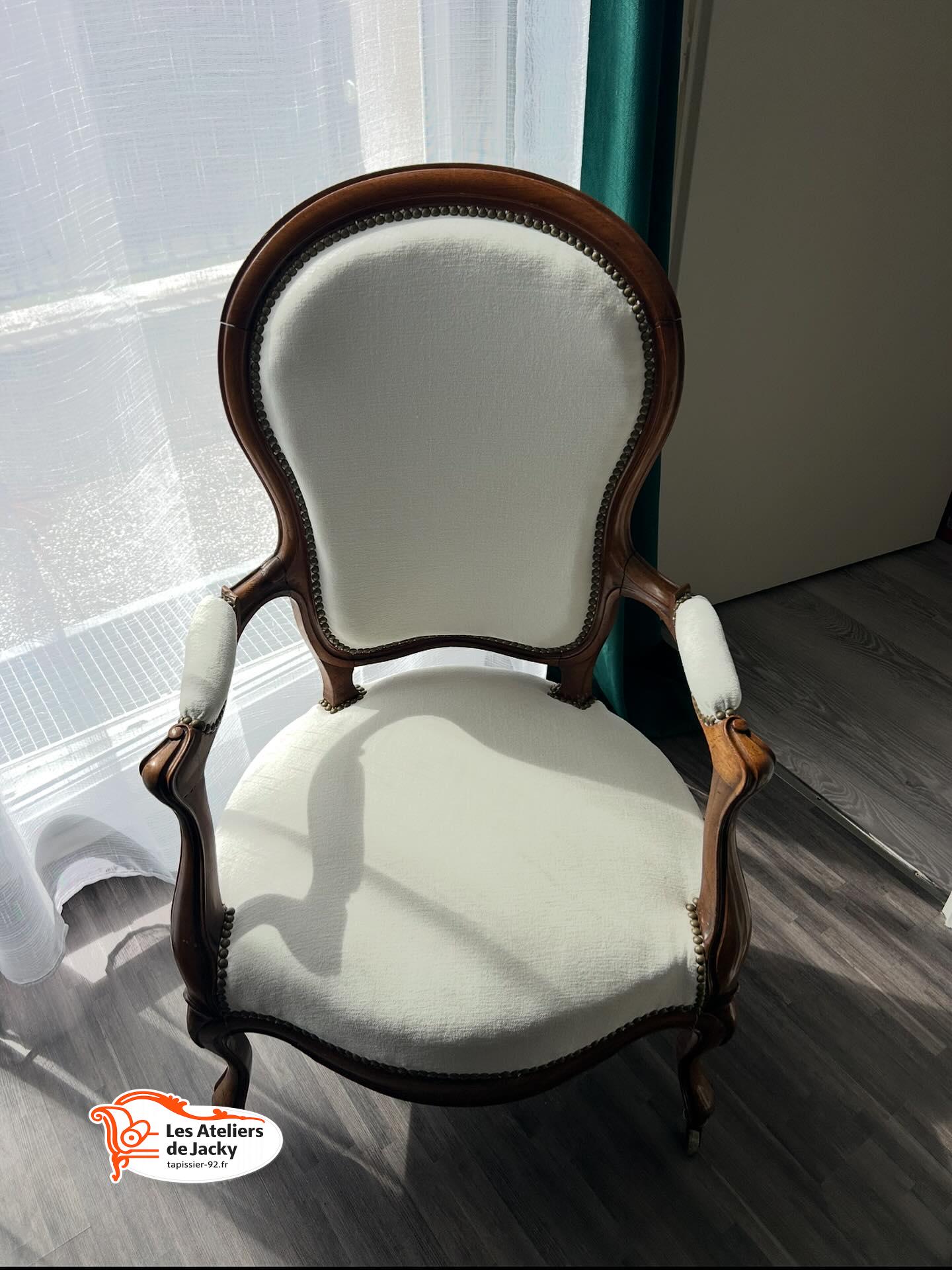 Réfection complète chaise en tapisserie assise et dossier finition clouté tissus fournis par nos soins 83963- 405 miel saint clous 92210 hauts de Seine
