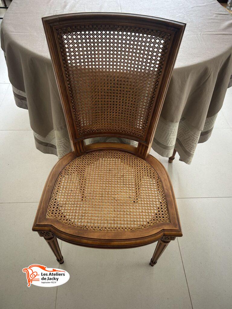 Cette chaise cannée de style Louis-Philippe a été restaurée dans le 6e arrondissement de Paris. Le cannage de l’assise ainsi que celui du dossier ont été entièrement refaits à la main selon une technique traditionnelle. La structure en bois a été conservée et mise en valeur, permettant de redonner solidité et élégance à cette assise ancienne. Un travail artisanal typique du savoir-faire de tapissier à Paris.