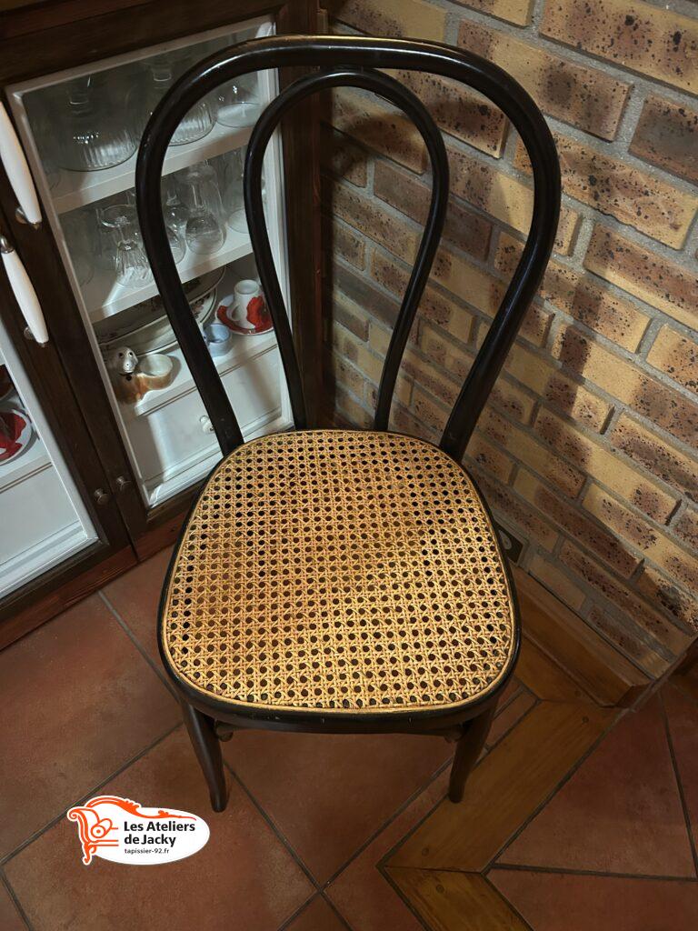Cette chaise bistrot de type Thonet a été restaurée dans le 6e arrondissement de Paris. L’assise cannée a été entièrement remplacée selon une technique traditionnelle de cannage, permettant de redonner confort et solidité à la chaise. La structure en bois courbé, caractéristique du style Thonet, a été conservée pour préserver l’authenticité du meuble. Une restauration artisanale idéale pour prolonger la durée de vie de ce type de chaise emblématique.