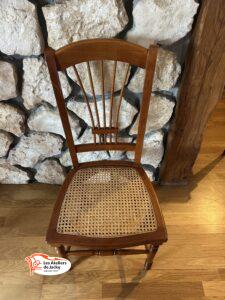Cette chaise cannée de style Louis-Philippe a été entièrement restaurée dans le 6e arrondissement de Paris. L’ancien cannage a été remplacé par un cannage neuf réalisé selon une technique traditionnelle, puis mis en teinte pour s’intégrer parfaitement à la structure en bois. Ce travail artisanal permet de redonner solidité et élégance à une assise ancienne tout en respectant son esthétique d’origine.
