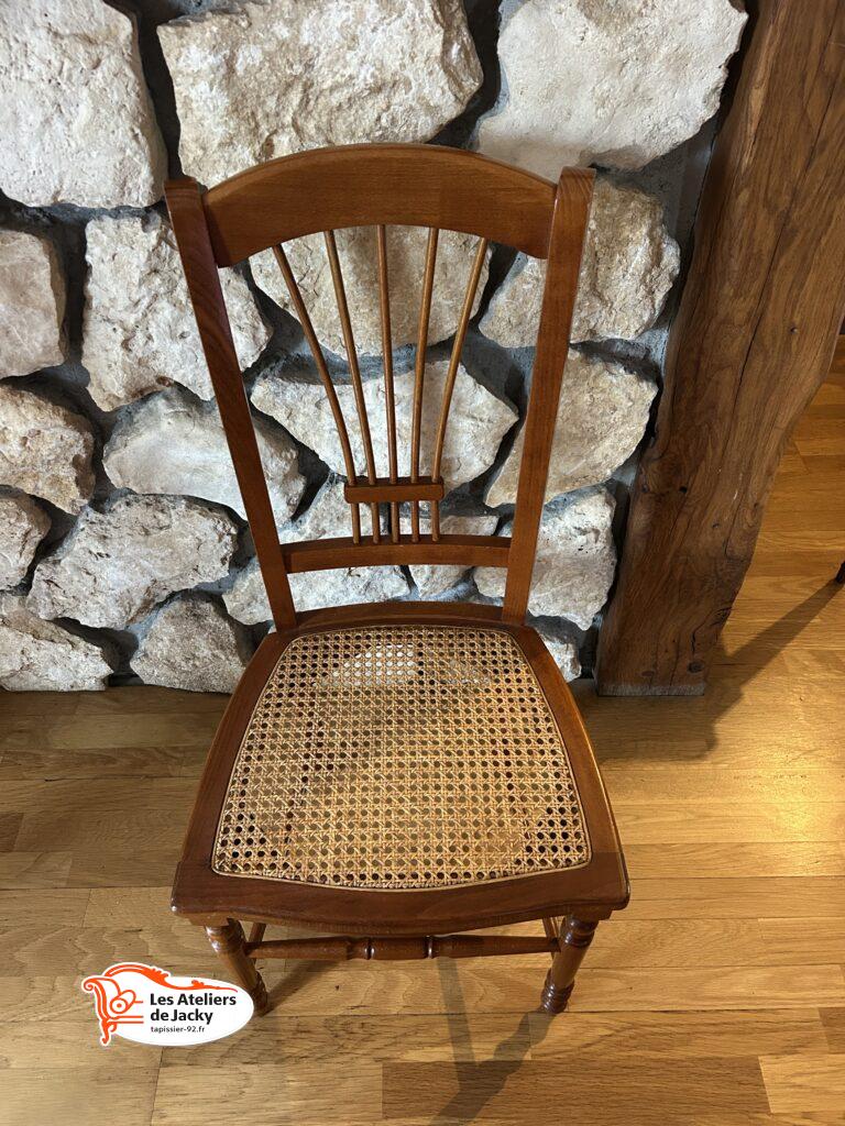 Cette chaise cannée de style Louis-Philippe a été entièrement restaurée dans le 6e arrondissement de Paris. L’ancien cannage a été remplacé par un cannage neuf réalisé selon une technique traditionnelle, puis mis en teinte pour s’intégrer parfaitement à la structure en bois. Ce travail artisanal permet de redonner solidité et élégance à une assise ancienne tout en respectant son esthétique d’origine.