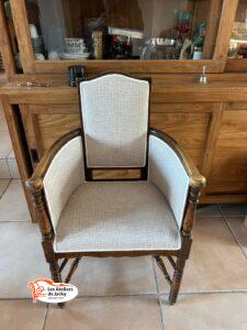 Ce fauteuil de style Louis-Philippe a fait l’objet d’une restauration complète dans le 16e arrondissement de Paris. Après un dégarnissage total, l’assise et le dossier ont été refaits selon des méthodes traditionnelles de tapissier. Le fauteuil a ensuite été recouvert d’un tissu Fournier (coloris 13), avec une finition galonnée apportant une touche élégante et classique. Une rénovation artisanale permettant de redonner confort, solidité et esthétique à un siège ancien.