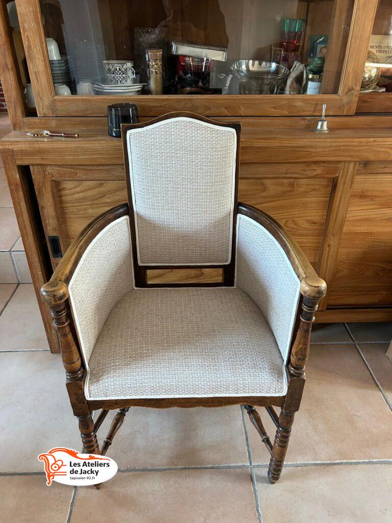 Ce fauteuil de style Louis-Philippe a fait l’objet d’une restauration complète dans le 16e arrondissement de Paris. Après un dégarnissage total, l’assise et le dossier ont été refaits selon des méthodes traditionnelles de tapissier. Le fauteuil a ensuite été recouvert d’un tissu Fournier (coloris 13), avec une finition galonnée apportant une touche élégante et classique. Une rénovation artisanale permettant de redonner confort, solidité et esthétique à un siège ancien.