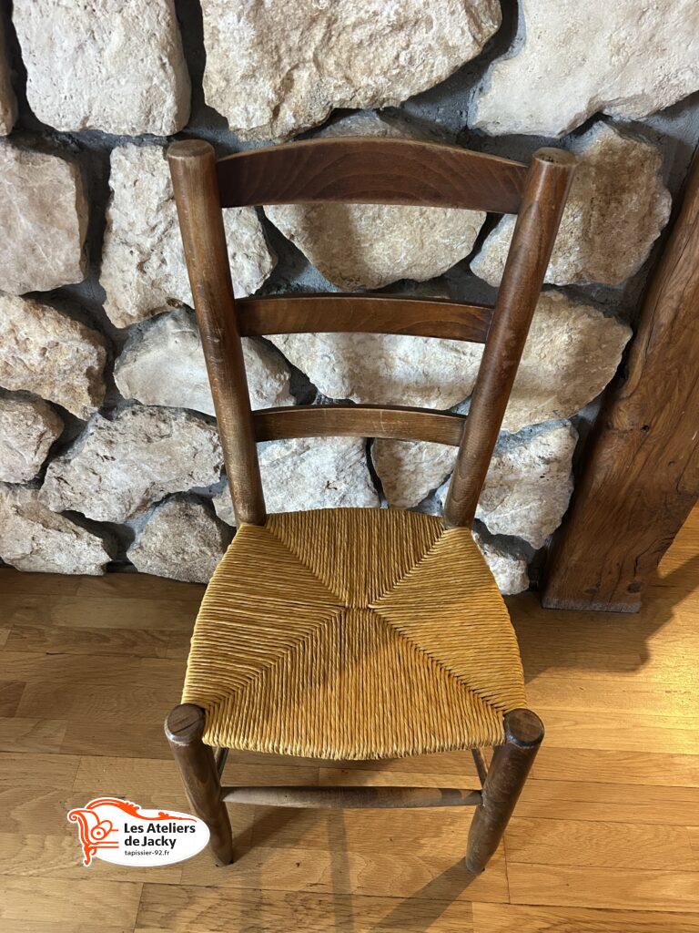Cette chaise paillée a été entièrement restaurée dans le 6e arrondissement de Paris. L’assise en paille a été refaite selon une technique traditionnelle de rempaillage, tandis que la structure en bois a été consolidée et ajustée pour garantir solidité et durabilité. Une intervention artisanale typique du travail de tapissier sur sièges anciens à Paris.
