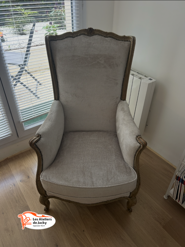 Restauration d’une bergère Louis XV à coussin – tapissier à Paris 7e