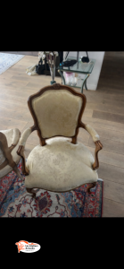 Ce fauteuil de style Louis XV a été restauré dans le 6e arrondissement de Paris. L’assise et le dossier ont été entièrement refaits selon des techniques traditionnelles de tapissier, avec la pose d’un tissu à motifs damassés apportant élégance et raffinement. La structure en bois galbé a été conservée afin de préserver le caractère d’origine du fauteuil. Une rénovation artisanale permettant de redonner confort, solidité et esthétique à un siège ancien.